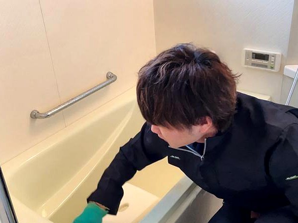 浴室クリーニング作業の様子