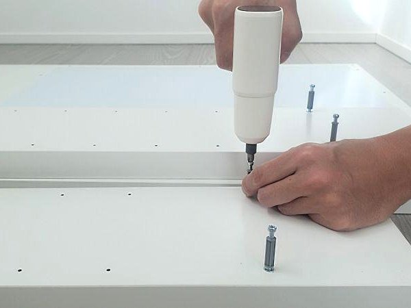 家具の組み立て作業の様子