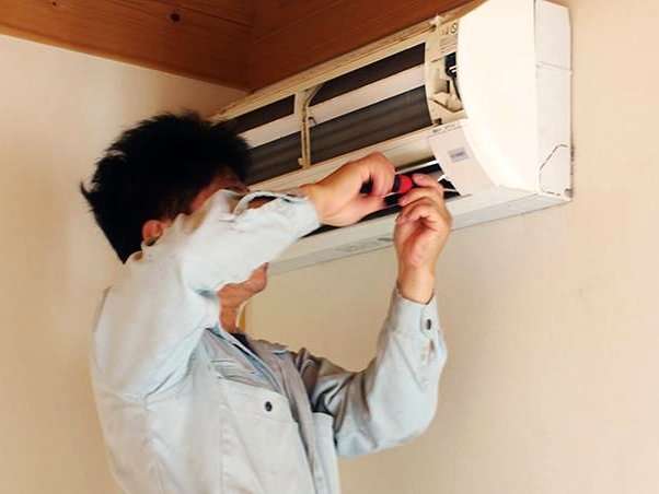 エアコン取付工事の様子